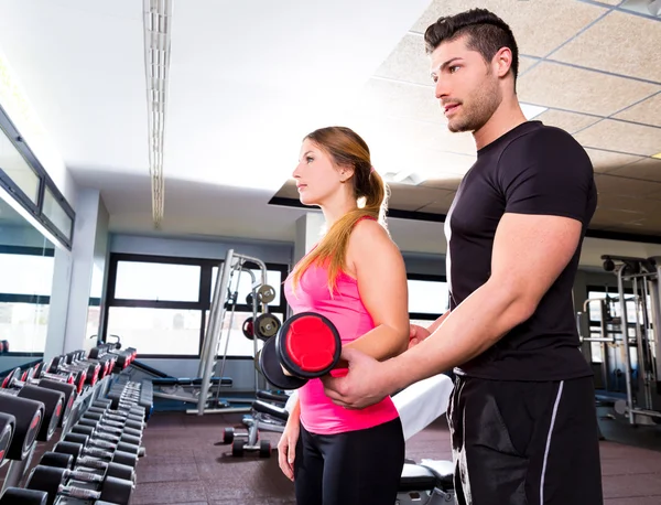 Gym persoonlijke trainer man met halter vrouw — Stockfoto
