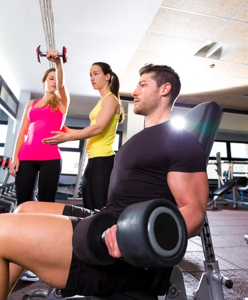 Человек-гантель в тренажерном зале фитнес-тренировки тяжелой атлетики — стоковое фото