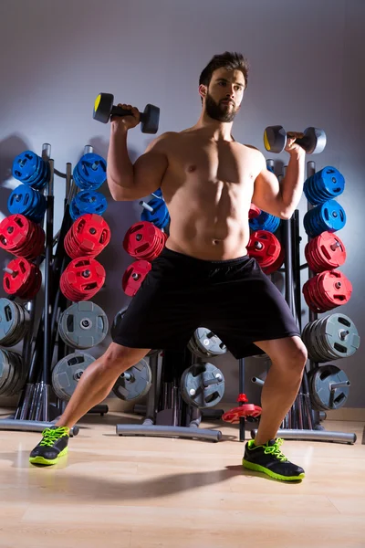 Kurzhantelmann trainiert Fitness im Fitnessstudio — Stockfoto