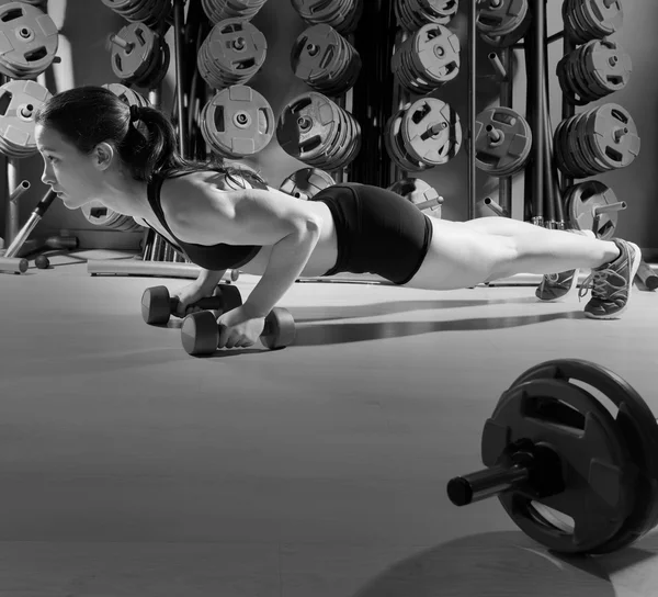 Push-ups mulher com halteres aptidão treino — Fotografia de Stock