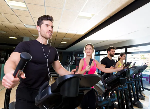 Aerobics elliptiska walker tränare grupp på gym — Stockfoto