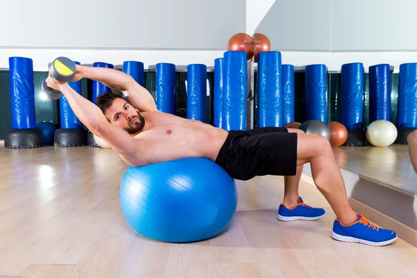 Impresión de banco de mancuerna en el entrenamiento de gimnasio de hombre de pelota en forma — Foto de Stock