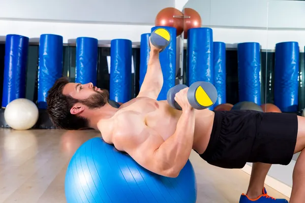 Hantel chest press på passa bollen man träning — Stockfoto