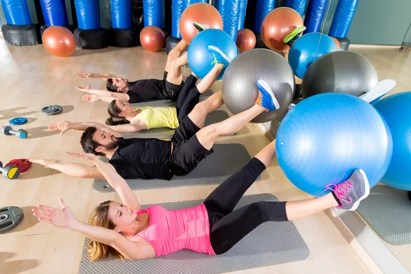 Fitball crunch Trainingsgruppe Kernfitness im Fitnessstudio — Stockfoto