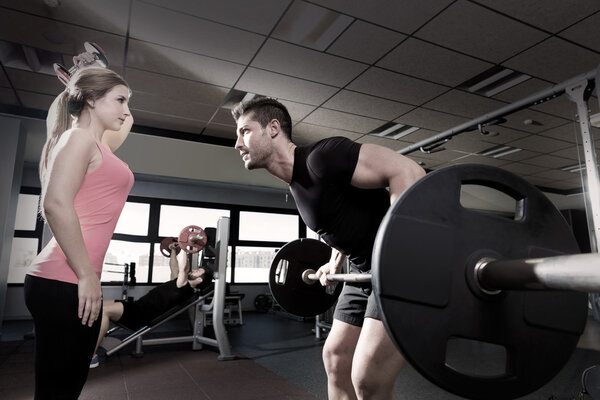 Тренажерный зал тяжелой атлетики пара тренировки штанги гантели
 