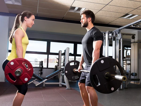 Barbell man och kvinna verk på fitness gym — Stockfoto