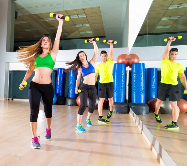 Zumba dança cardio grupo de pessoas no ginásio de fitness — Fotografia de Stock