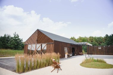 Baharda günbatımında, arka planda üzüm bağları ve tepeler bulunan ahşap bir güvertede, Napa Vadisi, Kaliforniya ABD