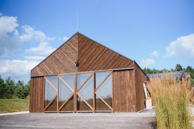 Düğün kemeri çiçek desenleri, beyaz güllerin kemeri yeşillik, kır düğünü, kır düğünleri, kır düğünleri.