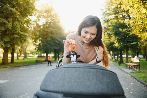 Vacker Och Ung Kvinna Mor Och Barn Barnvagn Som Promenader — Stockfoto