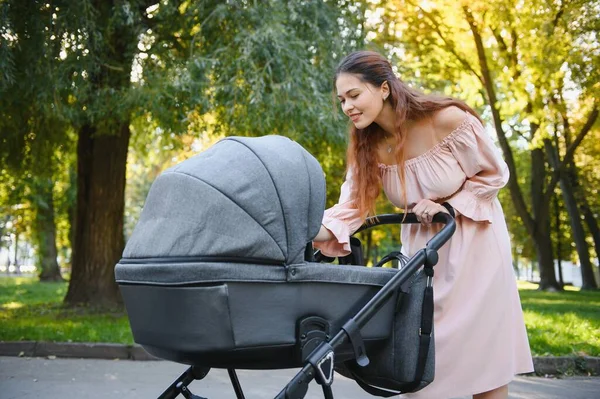 Schöne Junge Frau Mutter Und Baby Kinderwagen Park — Stockfoto