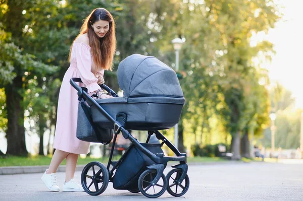 Feliz Joven Madre Con Bebé Buggy Caminar Parque Otoño — Foto de Stock