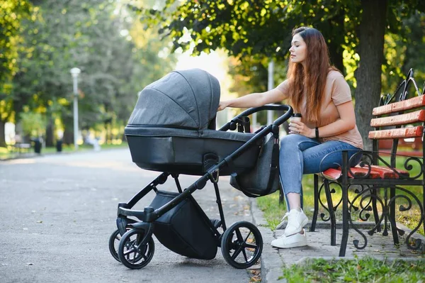 Familien Kinder Und Elternschaftskonzept Glückliche Mutter Spaziert Mit Kinderwagen Park — Stockfoto