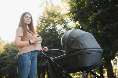 Aile, çocuk ve ebeveyn kavramı - mutlu anne ile bebek arabası Park yürüme.