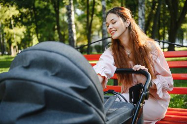 Aile, çocuk ve ebeveyn kavramı - mutlu anne ile bebek arabası Park yürüme.