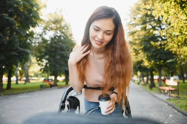 Glückliche Junge Mutter Mit Baby Buggy Spazieren Herbstpark — Stockfoto