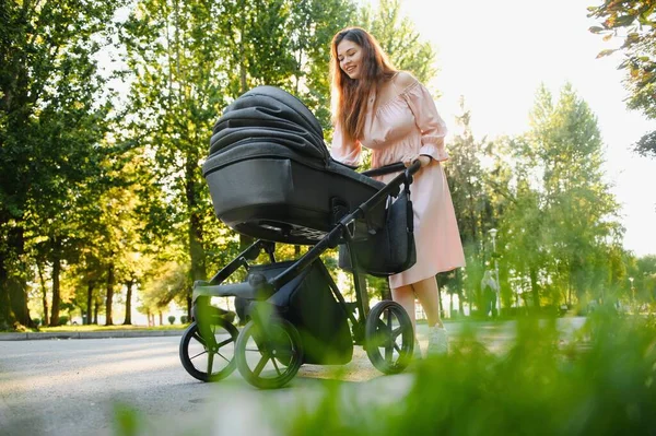 Glückliche Junge Mutter Mit Baby Buggy Spazieren Herbstpark — Stockfoto