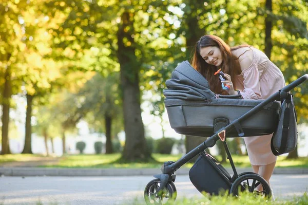 Glückliche Junge Mutter Mit Baby Buggy Spazieren Herbstpark — Stockfoto