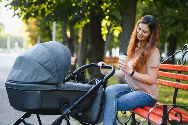 Mamá Sentada Banco Mujer Empujando Niño Sentado Cochecito Concepto Familiar — Foto de Stock