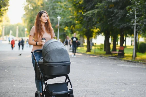 Концепція Сім Дитини Батьківства Щаслива Мати Йде Дитячою Коляскою Парку — стокове фото