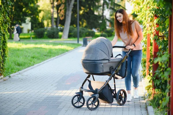 Familien Kinder Und Elternschaftskonzept Glückliche Mutter Spaziert Mit Kinderwagen Park — Stockfoto