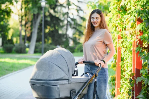 Annem bankta oturuyor. Bebek arabasında oturan bir kadın bebeğini itiyor. Tabletli kadın..