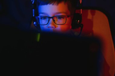 Kulaklıklı çocuk oyun oynuyor..