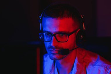 Evden çalışırken yakışıklı genç erkek yazılım geliştirici programlama kodları