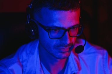 Evden çalışırken yakışıklı genç erkek yazılım geliştirici programlama kodları