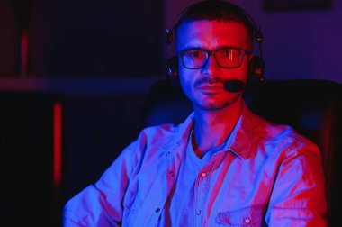 Genç adam çevrimiçi bilgisayar oyunları oynuyor