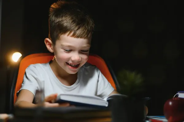 Jongen Doet Huiswerk Thuis Avond — Stockfoto