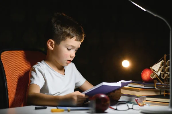 Chico Aprender Lecciones Entorno Del Hogar Mesa Luz Una Lámpara — Foto de Stock