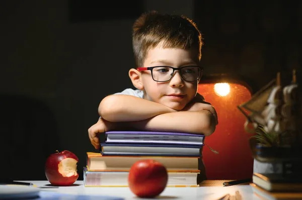 Junge Lernen Lektionen Der Häuslichen Umgebung Tisch Licht Einer Tischlampe — Stockfoto