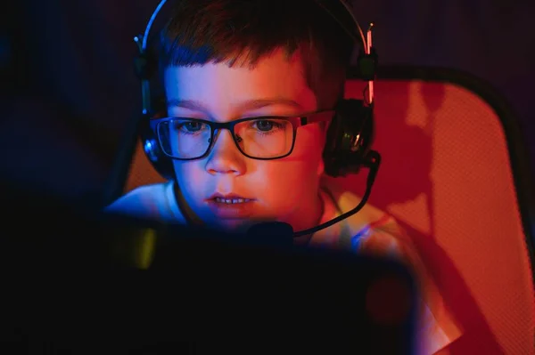 Dziecko Online Broadcasts Gra Komputerowa Strumienie Chłopca Słuchawki Tle Oświetlenia — Zdjęcie stockowe