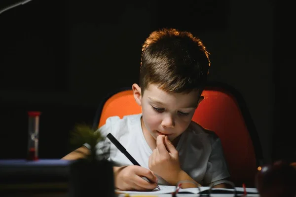 Chico Haciendo Tarea Casa Por Noche — Foto de Stock