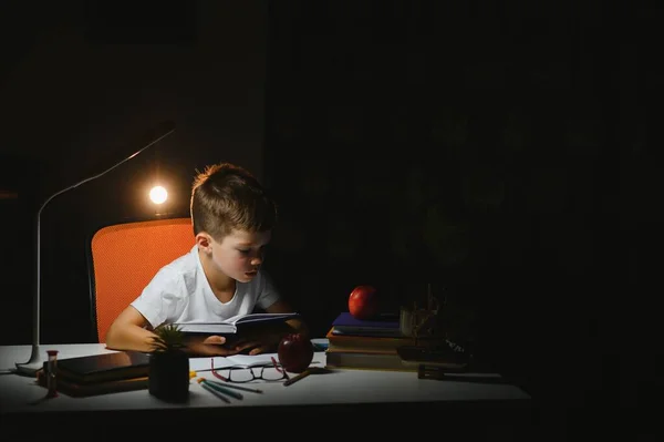 Αγόρι Μάθουν Μαθήματα Στο Σπίτι Ρύθμιση Στο Τραπέζι Υπό Φως — Φωτογραφία Αρχείου