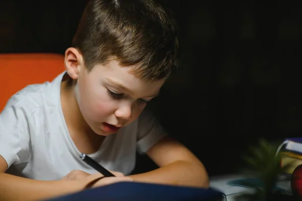 Écolier Faire Des Devoirs Table Dans Chambre — Photo