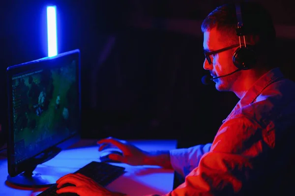 Pemain Permainan Profesional Memainkan Video Game Komputer Nya Dia Berpartisipasi — Stok Foto