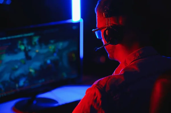 Professional Gamer Plays Video Game His Computer Participating Online Cyber — Stock Photo, Image