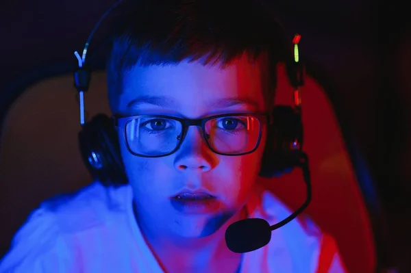 Criança Online Transmite Jogo Computador Menino Flui Fones Ouvido Rgb — Fotografia de Stock