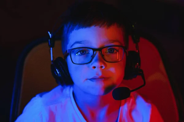 小男孩在黑暗的房间里玩电子游戏 — 图库照片