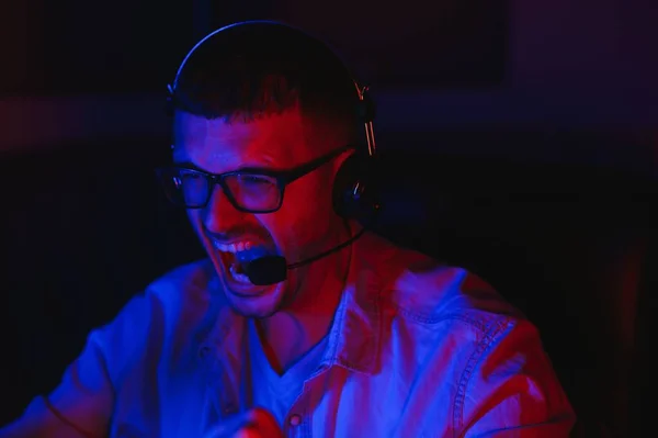 Pro Gamer Millennial Guy Usando Computador Desktop Jogando Online Videogame — Fotografia de Stock