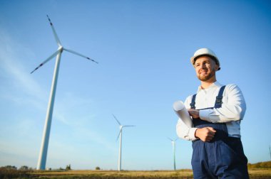 Elektrik üreten Rüzgar türbinleri. enerji koruma kavramı.