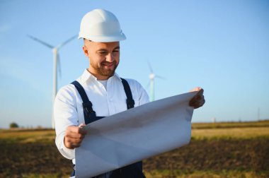 Elektrik üreten Rüzgar türbinleri. enerji koruma kavramı.