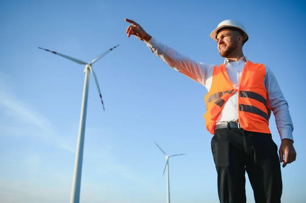 Ingeniero Está Comprobando Producción Energía Turbina Eólica Trabajador Parque Molinos — Foto de Stock