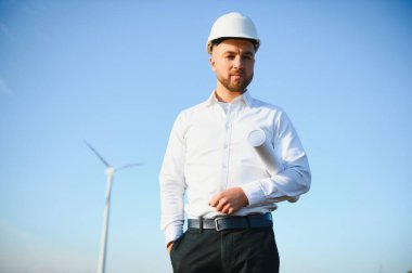 Rüzgar Türbinindeki Teknisyen Güç Üretici İstasyonu