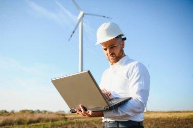 Güç mühendisi rüzgar türbinleriyle çalışıyor..