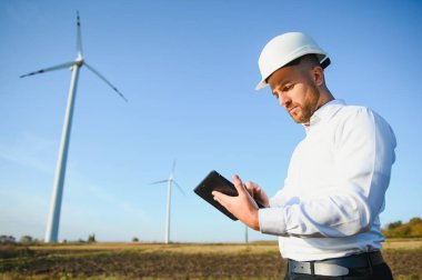 Güç mühendisi rüzgar türbinleriyle çalışıyor..