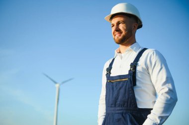 Elektrik üreten Rüzgar türbinleri. enerji koruma kavramı.