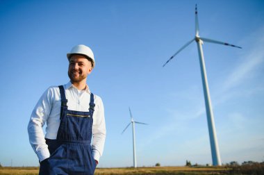 Elektrik üreten Rüzgar türbinleri. enerji koruma kavramı.